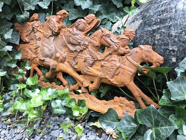 Grote foto wandornament van paarden met daarop ruiters gemaakt van gietijzer tuin en terras tuindecoratie