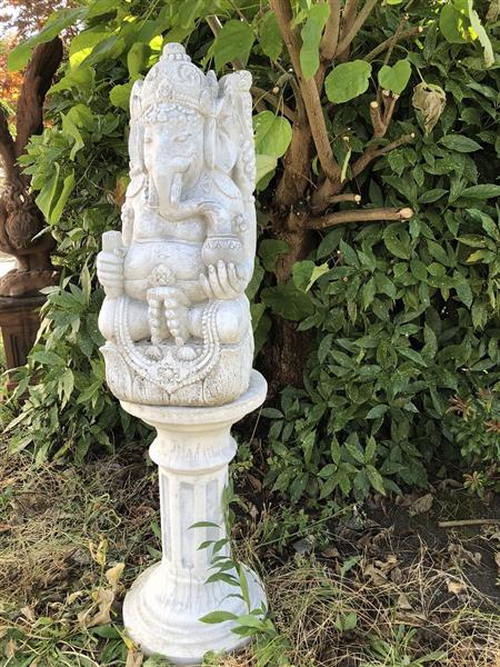 Grote foto beeld ganesha op sokkel een hindoestaanse god vol stenen beeld tuin en terras tuindecoratie