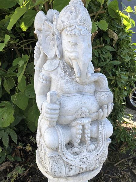 Grote foto beeld ganesha op sokkel een hindoestaanse god vol stenen beeld tuin en terras tuindecoratie