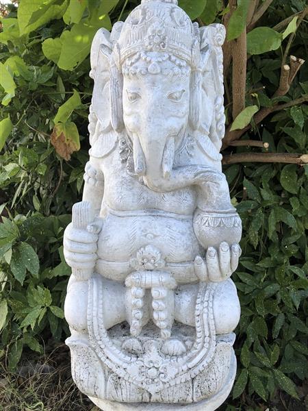 Grote foto beeld ganesha op sokkel een hindoestaanse god vol stenen beeld tuin en terras tuindecoratie