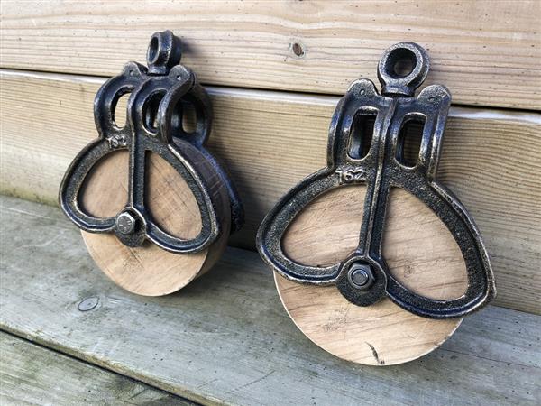 Grote foto cast iron pully wheel metalen loopwiel katrol hanger fraai tuin en terras tuindecoratie