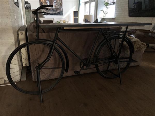 Grote foto prachtige sidetable fiets metaal met houten tafelblad zeer apart en gaaf tuin en terras tuindecoratie