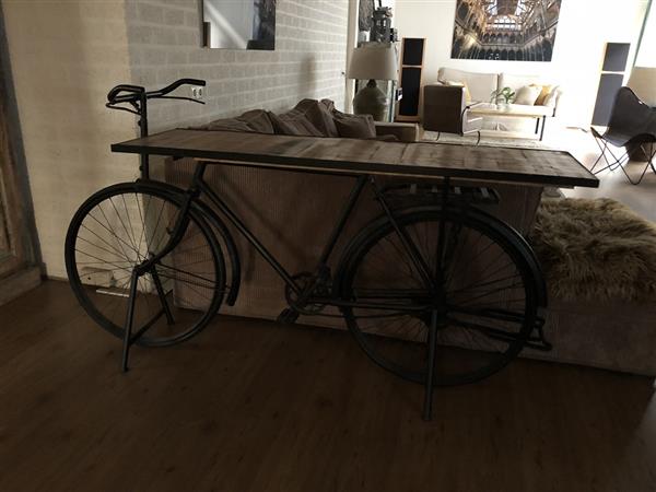 Grote foto prachtige sidetable fiets metaal met houten tafelblad zeer apart en gaaf tuin en terras tuindecoratie