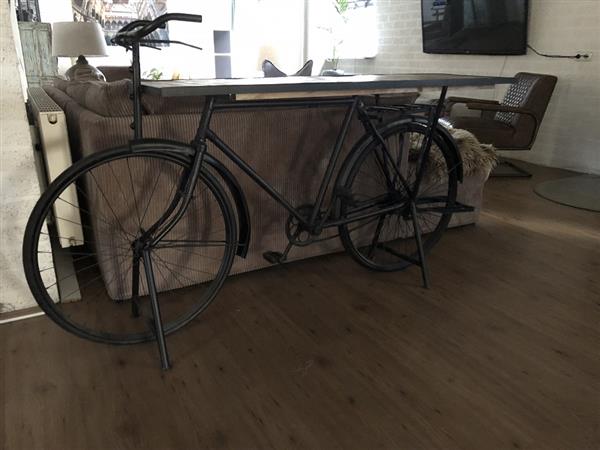Grote foto prachtige sidetable fiets metaal met houten tafelblad zeer apart en gaaf tuin en terras tuindecoratie