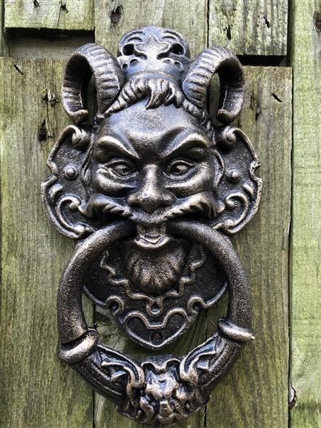 Grote foto gietijzeren bronskleurige deurklopper met hoofd van de duivel. doe het zelf en verbouw materialen en producten