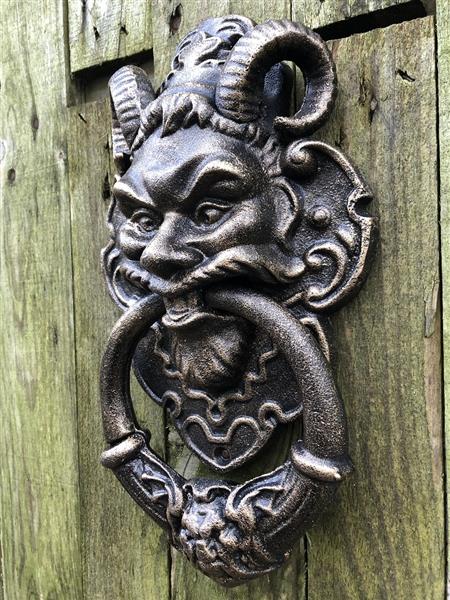 Grote foto gietijzeren bronskleurige deurklopper met hoofd van de duivel. doe het zelf en verbouw materialen en producten