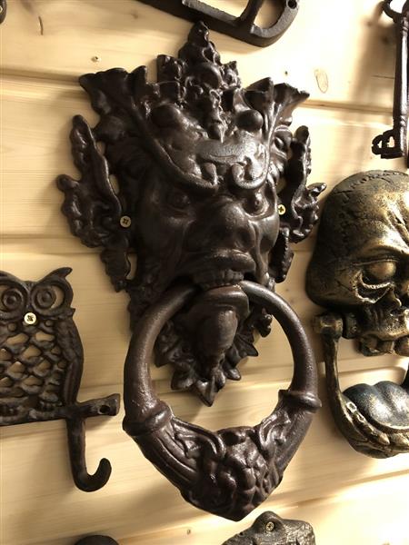 Grote foto gietijzeren deurklopper met hoofd van de duivel donkerbruin zeer apart doe het zelf en verbouw materialen en producten