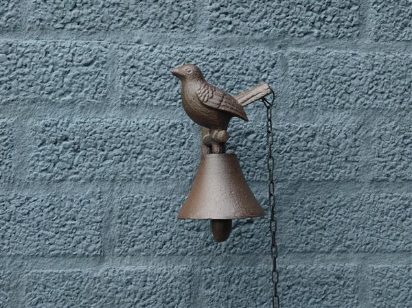 Grote foto klok in landelijke stijl tuinbel met vogel muurbel met kettingtakel doe het zelf en verbouw deuren en horren