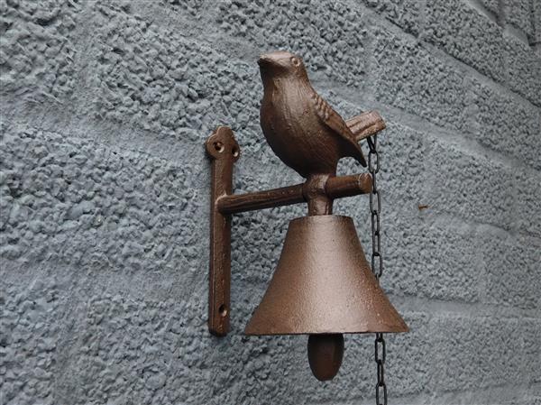 Grote foto klok in landelijke stijl tuinbel met vogel muurbel met kettingtakel doe het zelf en verbouw deuren en horren