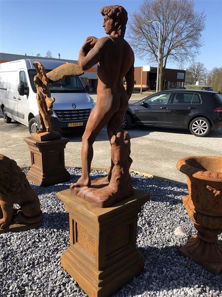 Grote foto groot beeld vol steen oxide van de bijbelse figuur david op sokkel oxide prachtig tuin en terras tuindecoratie