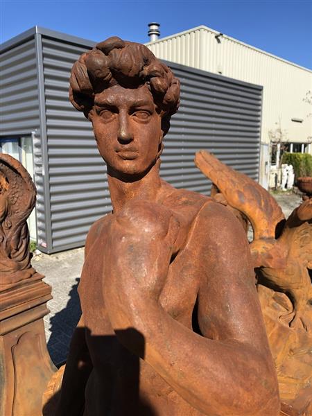 Grote foto groot beeld vol steen oxide van de bijbelse figuur david op sokkel oxide prachtig tuin en terras tuindecoratie