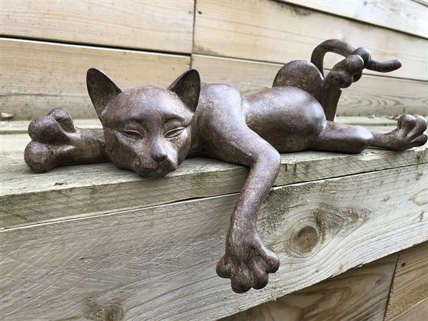 Grote foto sculptuur liggende kat uit polystein tuin en terras tuindecoratie