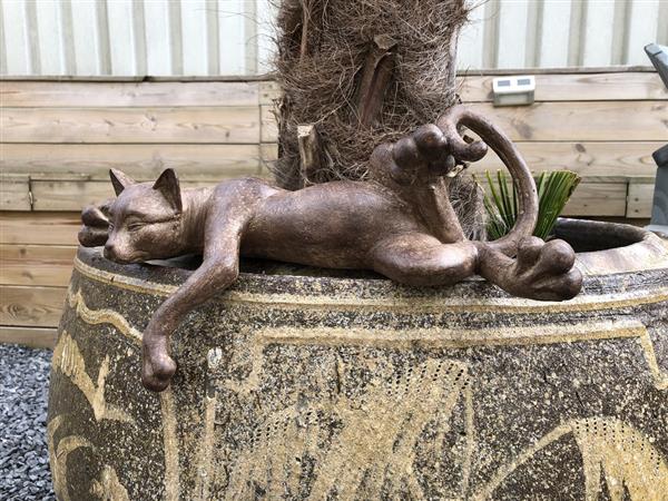 Grote foto sculptuur liggende kat uit polystein tuin en terras tuindecoratie