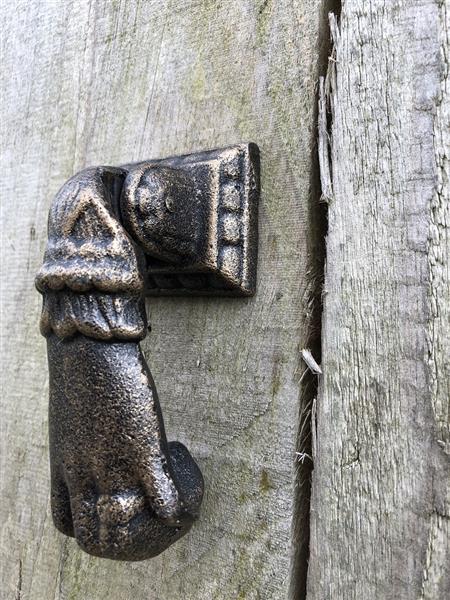 Grote foto bijzondere deurklopper als hand metaal bronslook doe het zelf en verbouw materialen en producten