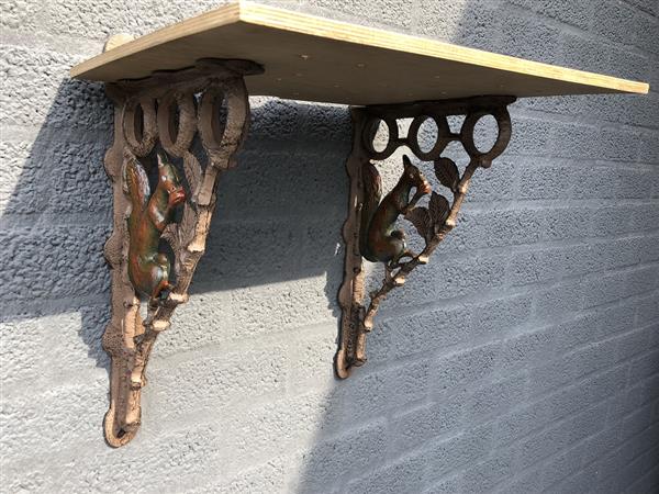 Grote foto mooie set schap dragers hangers eekhoorn motief gietijzer kleur tuin en terras overige tuin en terras