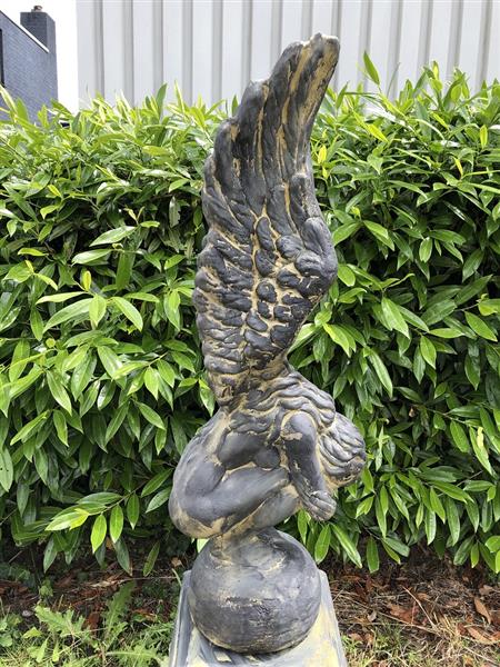 Grote foto knielende engel met vleugels omhoog mooi zandstenen image stenen beeld tuin en terras tuindecoratie