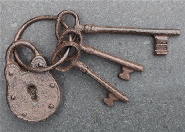 Grote foto sleutelset van 3 sleutels met een slot gietijzer db64 tuin en terras tuindecoratie