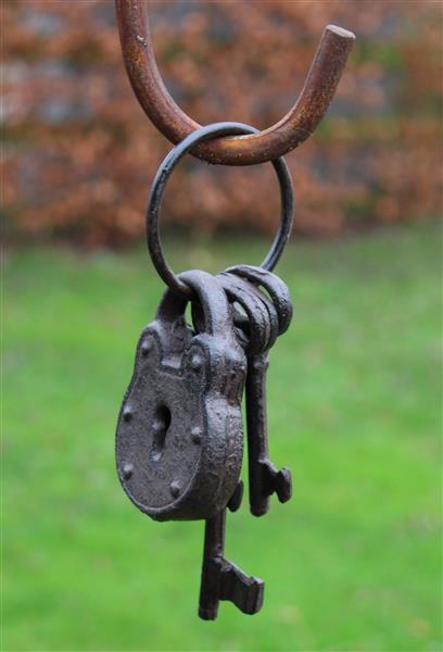 Grote foto sleutelset van 3 sleutels met een slot gietijzer db64 tuin en terras tuindecoratie