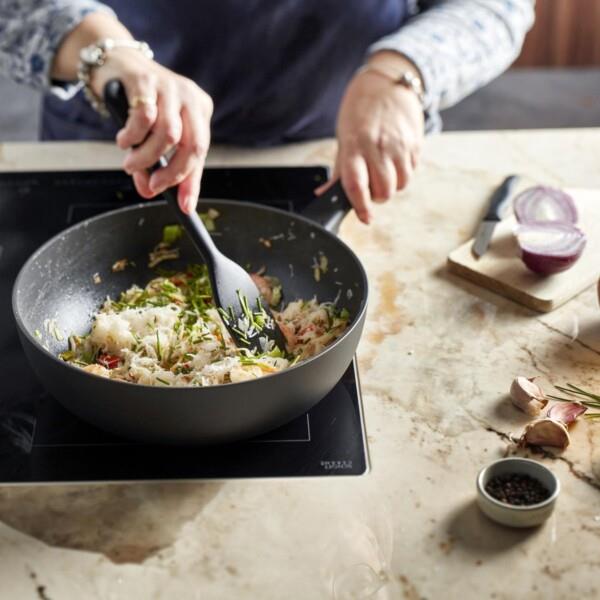 Grote foto demeyere alu classico 3 wokpan inductie duraslide antikleeflaag 28 cm huis en inrichting kookgerei