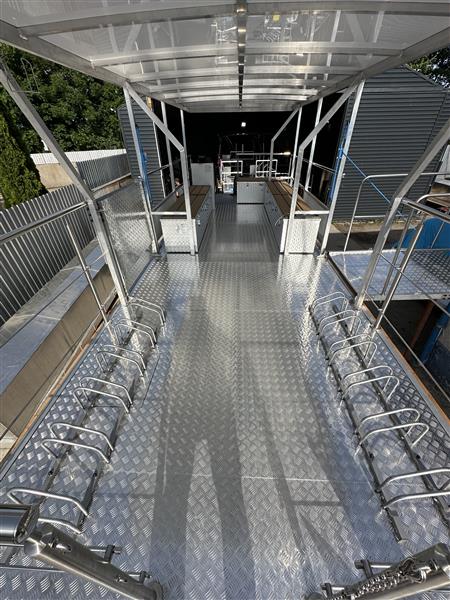 Grote foto aqarius 727 boot met een platform voor fietsen watersport en boten speedboten