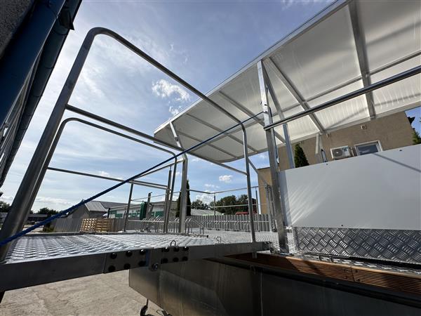 Grote foto aqarius 727 boot met een platform voor fietsen watersport en boten speedboten