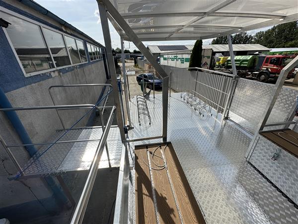 Grote foto aqarius 727 boot met een platform voor fietsen watersport en boten speedboten