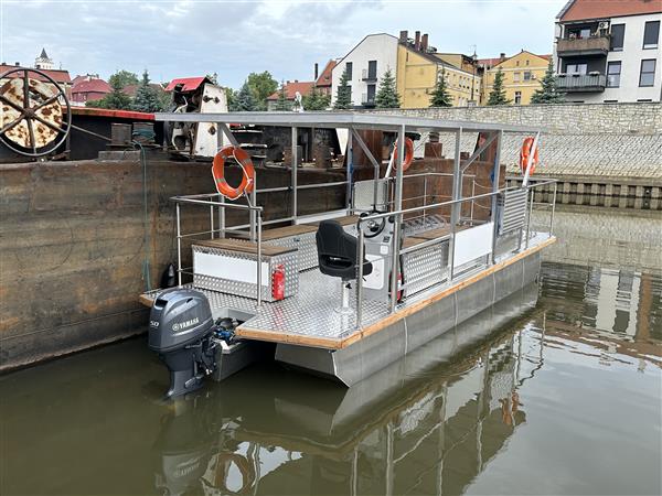 Grote foto aqarius 727 boot met een platform voor fietsen watersport en boten speedboten