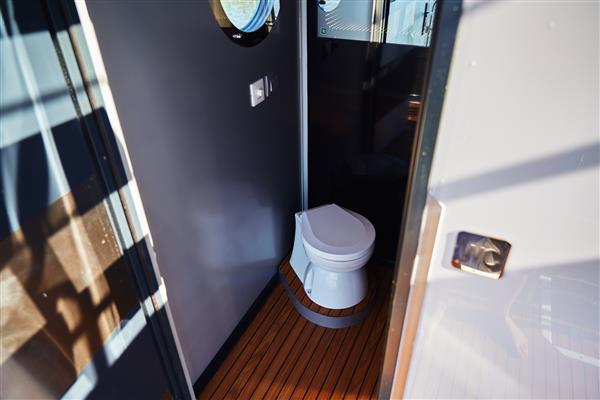 Grote foto woonboot catamaran lakestar1300 partyboot watersport en boten catamarans