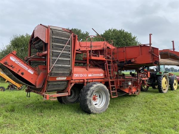 Grote foto grimme aardappelrooier agrarisch aardappelpootmachines