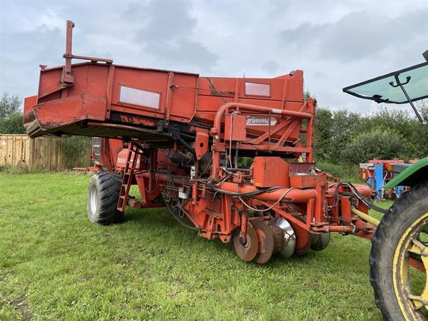 Grote foto grimme aardappelrooier agrarisch aardappelpootmachines