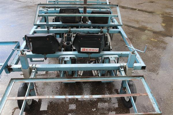 Grote foto perdu 4 rijige plantmachine voor trayplanten en perskluiten agrarisch zaaimachines