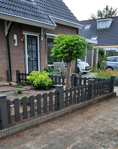 Grote foto houtcomposiet tuinhek 60 cm hoog. onderhoudsarm tuin en terras hekken en schuttingen