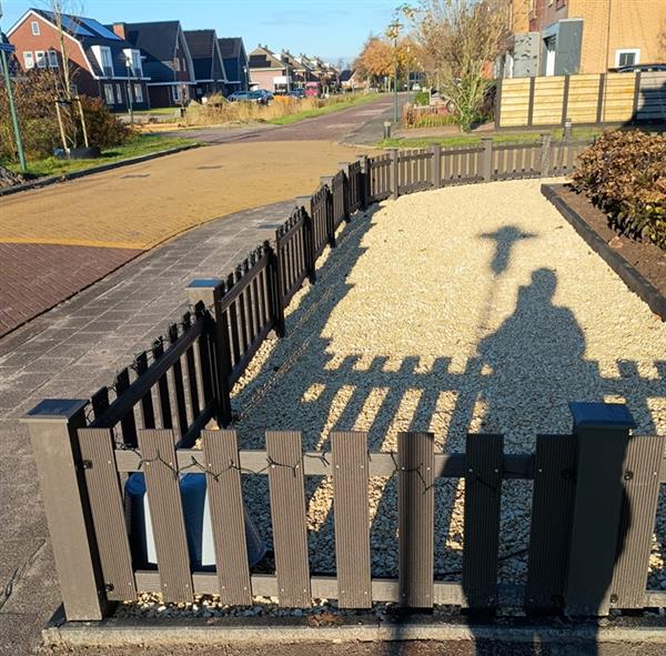 Grote foto houtcomposiet tuinhek 60 cm hoog. onderhoudsarm tuin en terras hekken en schuttingen