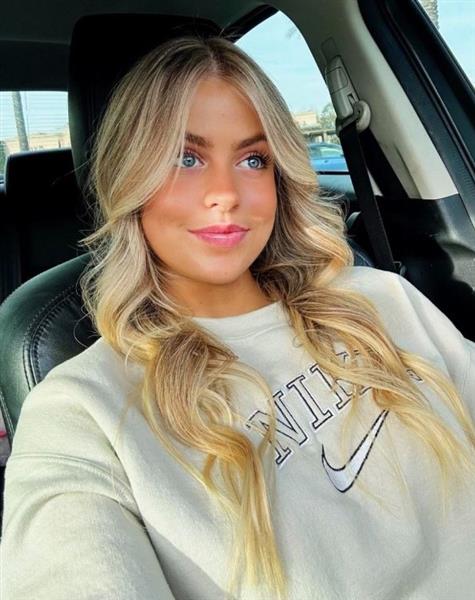 Grote foto ogen die fonkelen contacten en berichten vrouw zoekt man