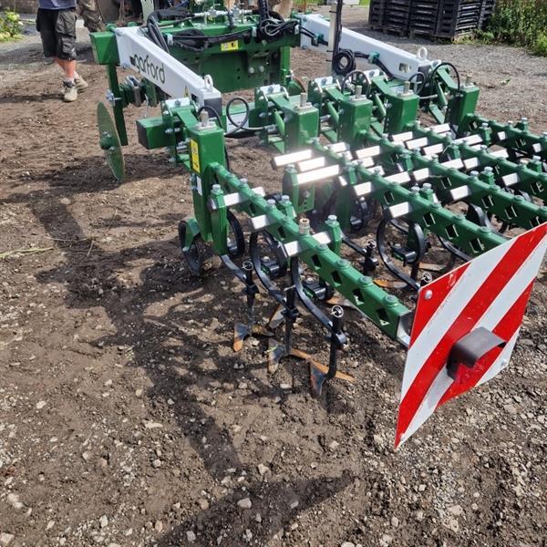 Grote foto garford robocrop automatische intra rij schoffelmachine voor groenten agrarisch onkruidbestrijding