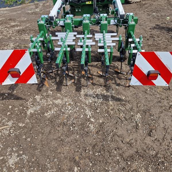 Grote foto garford robocrop automatische intra rij schoffelmachine voor groenten agrarisch onkruidbestrijding