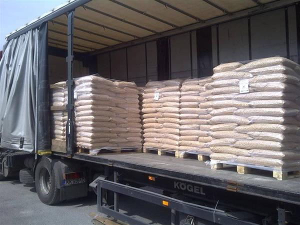 Grote foto enplus a1premium pellets 100 naaldhout wit tuin en terras openhaardhout