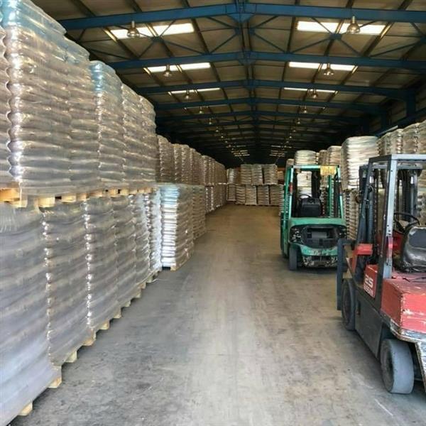 Grote foto enplus a1premium pellets 100 naaldhout wit tuin en terras openhaardhout