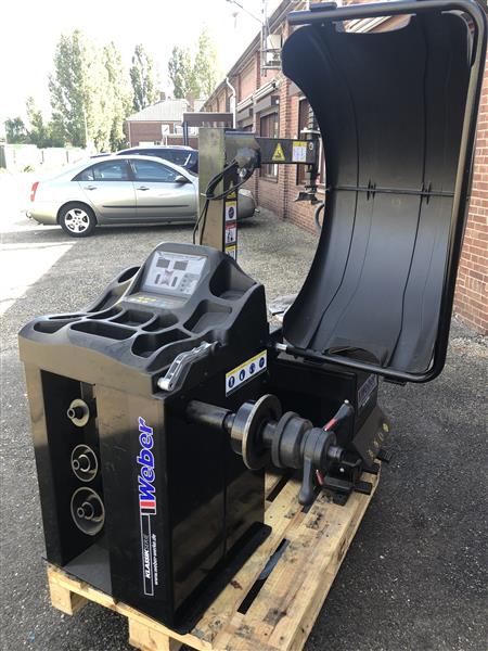 Grote foto banden de en montage en balanceer apparaat weber auto diversen gereedschap