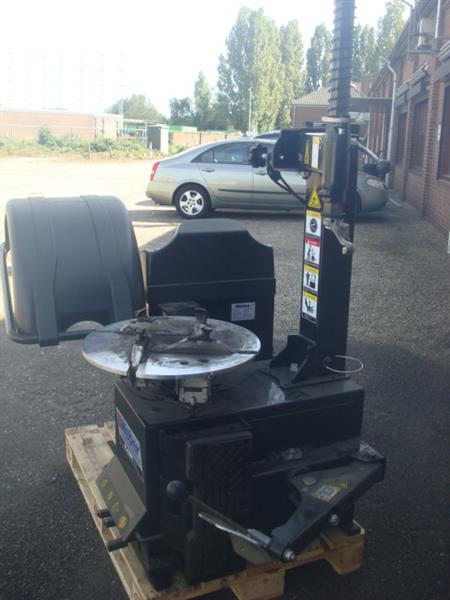 Grote foto banden de en montage en balanceer apparaat weber auto diversen gereedschap