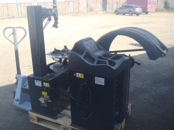 Grote foto banden de en montage en balanceer apparaat weber auto diversen gereedschap
