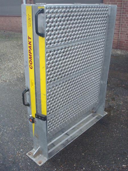 Grote foto oprijplaat compact rijplaat rampe rolstoellift auto diversen gereedschap
