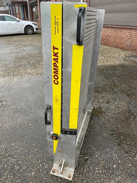 Grote foto oprijplaat compact rijplaat rampe rolstoellift auto diversen gereedschap