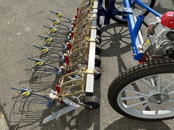Grote foto honda f560 2 wielige trekker met hak schoffelbalk agrarisch onkruidbestrijding
