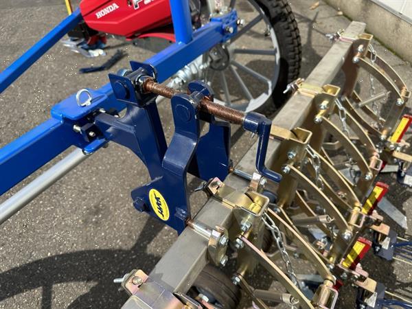 Grote foto honda f560 2 wielige trekker met hak schoffelbalk agrarisch onkruidbestrijding