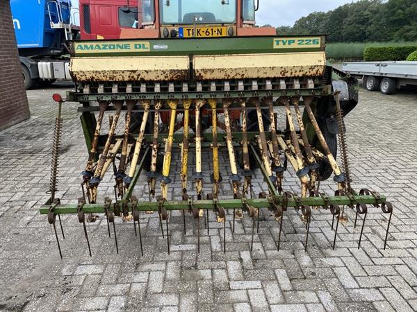 Grote foto amazone zaaimachine 2mtr agrarisch zaaimachines