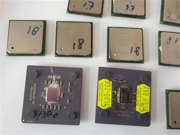 Grote foto aantal oude processoren computers en software processors