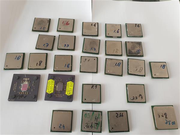 Grote foto aantal oude processoren computers en software processors