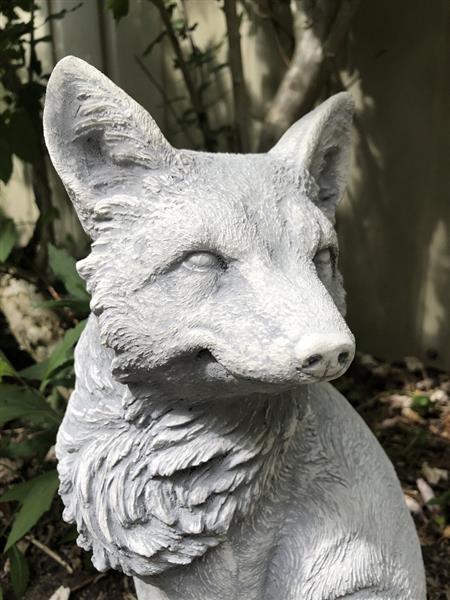 Grote foto vos stenen beeld vos dierfiguren vos tuinbeelden. steen wit tuin en terras tuindecoratie