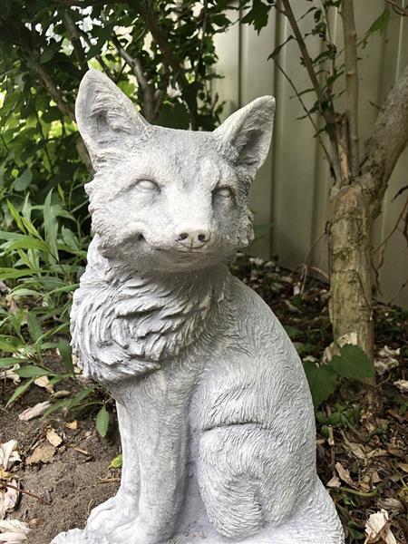 Grote foto vos stenen beeld vos dierfiguren vos tuinbeelden. steen wit tuin en terras tuindecoratie